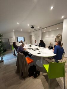 Formation intra ou inter-entreprise : laquelle choisir selon vos objectifs ?